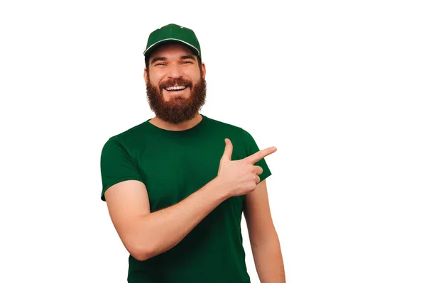Homem Barbudo Feliz Vestindo Boné Verde Camiseta Como Mensageiro Pontos — Fotografia de Stock