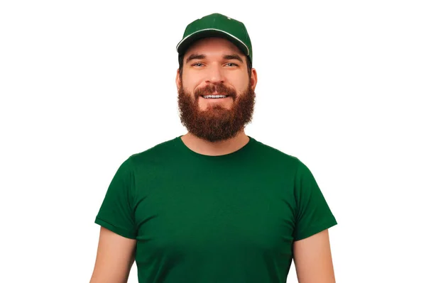一个留着胡子的英俊男子身穿绿色信使制服 头戴一顶帽子的工作室肖像 — 图库照片