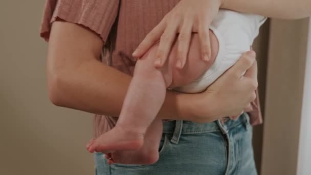 Zamknij Nagranie Matki Trzymającej Dziecko Rękach — Wideo stockowe