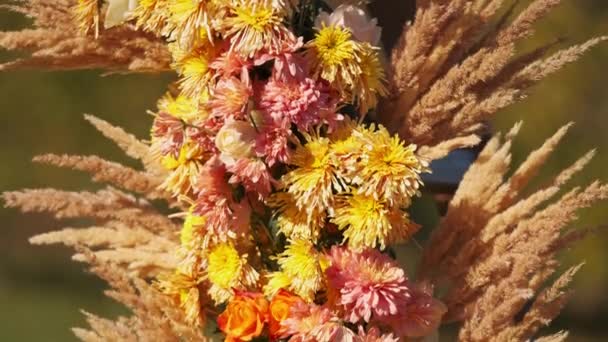 Zbliżenie Wideo Naturalnych Kwiatów Dekoracji Ślubnej — Wideo stockowe