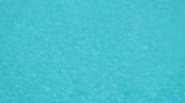 Yaz boyunca açık havuzun temiz ve güzel görüntülerini kapatın..