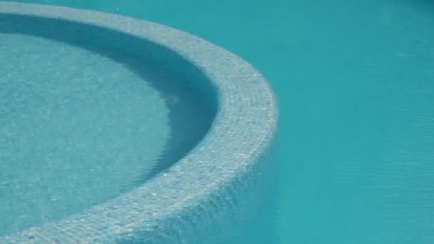 Nahaufnahme Von Sauberen Und Schönen Swimmingpools Freien Während Der Sommerzeit — Stockvideo