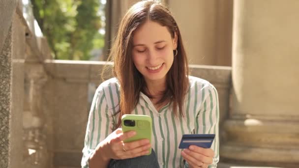 Filmagem Jovem Mulher Alegre Pagando Online Com Cartão Crédito Smartphone — Vídeo de Stock
