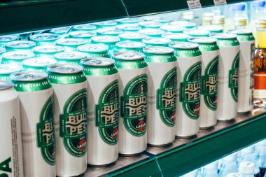 Macaristan, Budapeşte, 17 Haziran 2022. Bir süpermarketin buzdolabında gümüş Budapeşte birasıyla bir sıra yeşili yakın plan çek..