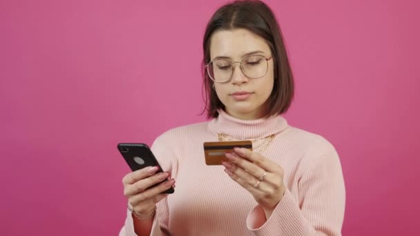 Кадри Молодої Жінки Допомогою Смартфона Покупки Інтернеті Дебетовою Карткою — стокове відео