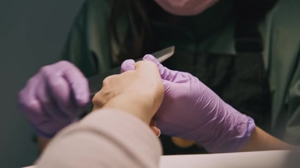 女性在美容院修指甲的特写镜头 — 图库视频影像