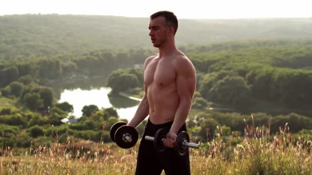 Footage Athletic Man Nice Body Training Outdoor Hill Sunset — Stock videók