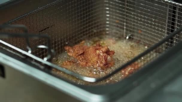 Close Footage Chef Preparing Frying Chicken — Vídeos de Stock