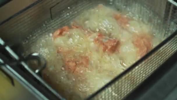 Close Footage Chef Preparing Frying Chicken — Vídeos de Stock