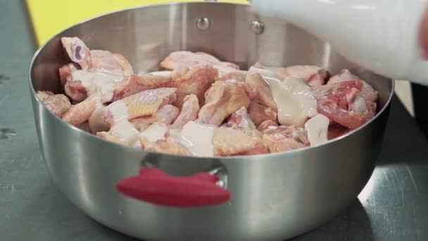 ストーブで焼くための鶏の足を準備シェフの映像を閉じます — ストック動画