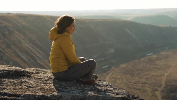 Footage Young Woman Sitting Rock Hilly Area Resting — Vídeo de stock