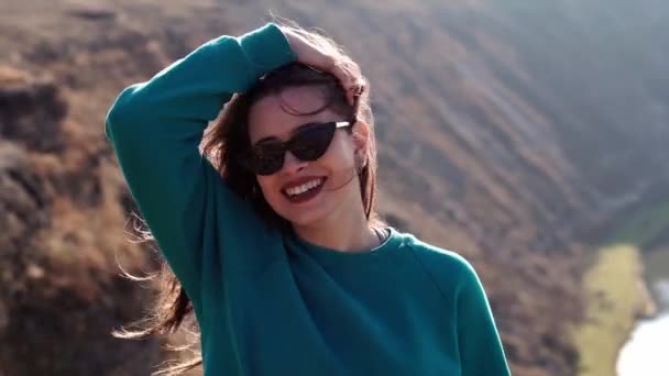 Кадри Молодої Жінки Сонцезахисних Окулярах Відпочинок Природі Пагорбах — стокове відео