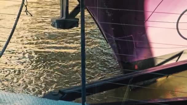 Nahaufnahme Von Schiff Auf Dem Wasser — Stockvideo