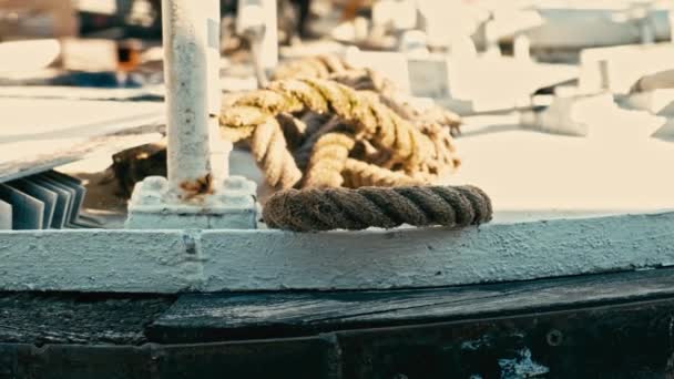 Κλείστε Πλάνα Από Παλιό Πλοίο Στο Νερό — Αρχείο Βίντεο