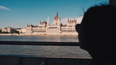Genç Gezgin Kadın 'ın Budapeşte Parlamento Binası' na yaz boyunca tekneden baktığı görüntüler.