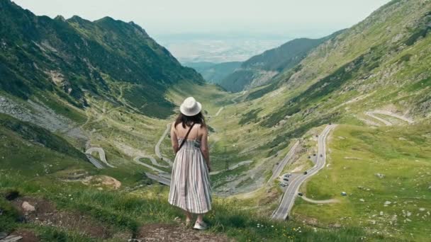 Footage Young Woman Enjoying Beautiful Time Romanian Mountains Transfagarasan Road — Stock Video