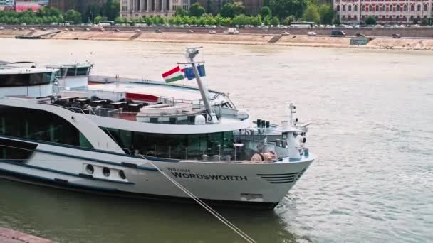 ハンガリー ブダペスト 2022年6月17日 ドナウ川沿いの公園に滞在するクルーズ船の映像 — ストック動画
