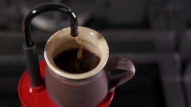 Gaz ocağında moka demliğinde kahve yaparken çekilmiş bir video..