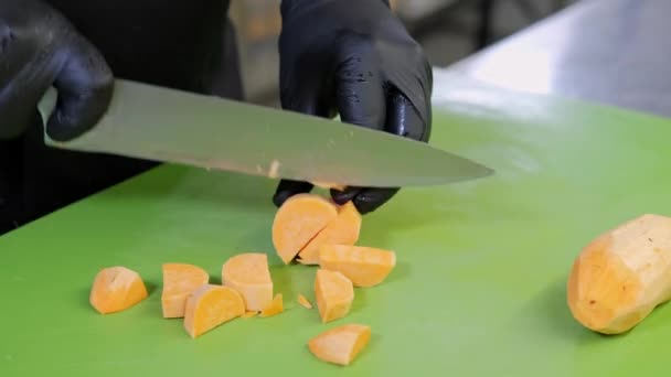 Images Chef Coupant Patate Douce Sur Une Planche Découper Plastique — Video