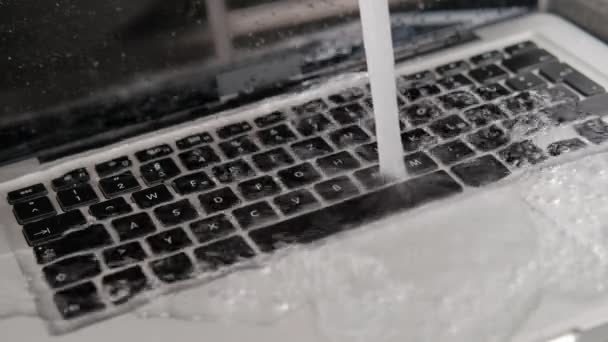 Close Video Washing Laptop Water — Stockvideo