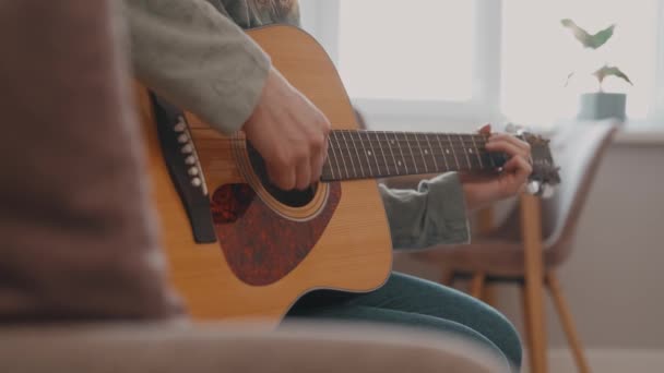 Close Video Woman Practicing Acoustic Guitar Home — Stockvideo