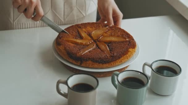 Закрыть Видео Женщина Режет Испеченный Свежий Грушевый Пирог Десерт Кофе — стоковое видео
