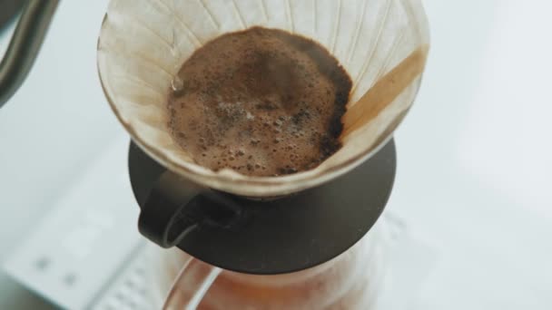 Nahaufnahme Der Zubereitung Von Filterkaffee Mit Frisch Gemahlenen Bohnen — Stockvideo