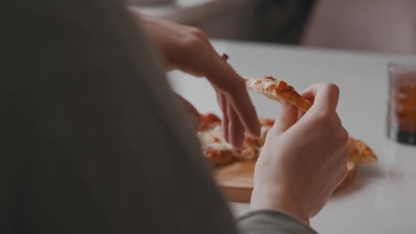 Video Von Frau Die Küche Pizza Isst — Stockvideo
