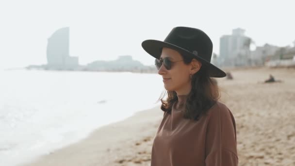 Close Video Young Woman Wearing Sunglasses Black Hat Enjoying Good — Αρχείο Βίντεο