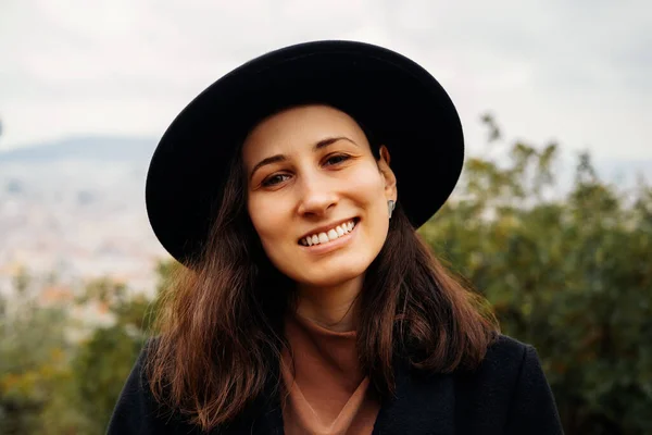 Close Outdoor Portrait Young Wide Smiling Woman Wearing Black Hat — Foto de Stock
