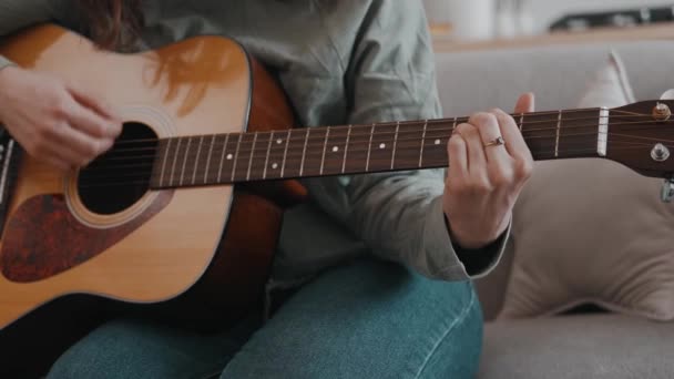 Close Video Young Woman Playing Guitar While Sitting Sofa Home — Αρχείο Βίντεο