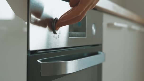 Close Video Van Vrouw Instelling Oven Voor Koken Verwarming Oven — Stockvideo