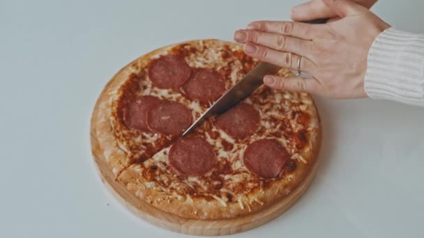 Nahaufnahme Video Einer Frau Die Hausgemachte Pizza Auf Weißem Tisch — Stockvideo