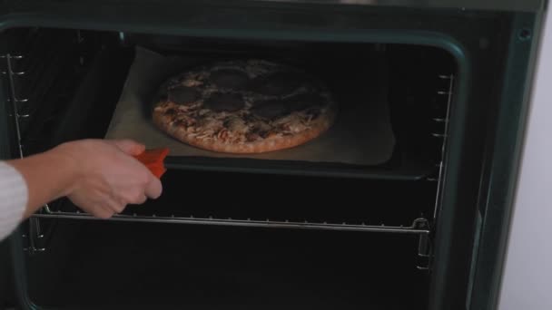 閉じますアップビデオの女性削除焼きたてのピザからオーブン — ストック動画