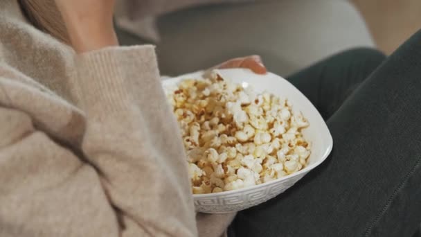 Close Video Woman Hand Eating Pop Corn Bowl Watching Movie — Stok Video