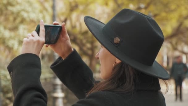 Close Footage Young Tourist Woman Black Hat Taking Video Smartphone — Wideo stockowe