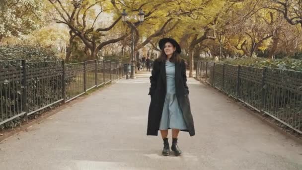 Footage Young Woman Black Hat Coat Walking Beautiful Park Barcelona — Stock video