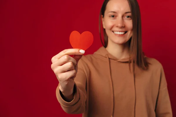 Zamazany Portret Miłej Uśmiechniętej Kobiety Trzymającej Czerwony Papier Kształcie Serca — Zdjęcie stockowe