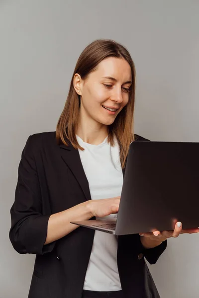 Vertikale Aufnahme Einer Konzentrierten Frau Die Laptop Arbeitet Den Sie — Stockfoto