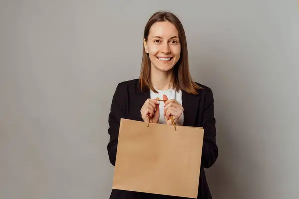 Ευρεία Χαμογελαστή Γυναίκα Κρατά Ένα Κενό Kraft Τσάντα Για Ψώνια — Φωτογραφία Αρχείου