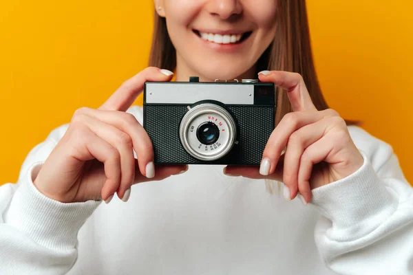 Geniş Gülümseyen Bir Kadının Sarı Arka Planda Klasik Bir Fotoğraf — Stok fotoğraf