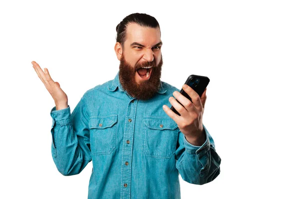 Hombre Barbudo Molesto Está Gritando Teléfono Que Está Sosteniendo Mientras —  Fotos de Stock