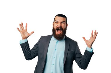 Ceket giyen ve kollarını açıp çığlık atan sakallı bir adamın stüdyo resmi..