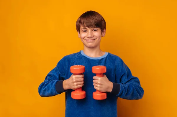 Χαμογελαστός Έφηβος Κρατάει Δύο Πορτοκαλί Αλτήρες Μπροστά Στο Στήθος Του — Φωτογραφία Αρχείου