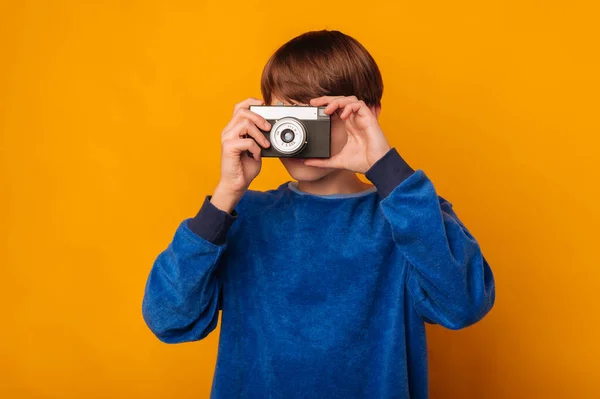 Tinédzser Fiú Átlát Egy Régi Kamerán Megpróbálja Fotós Szakmát Stúdió — Stock Fotó