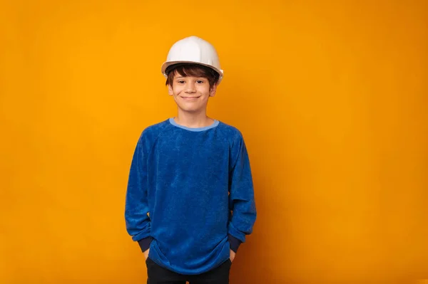 笑顔ティーン男の子身に着けています白い保護ハード帽子エンジニアであることについて考えています — ストック写真
