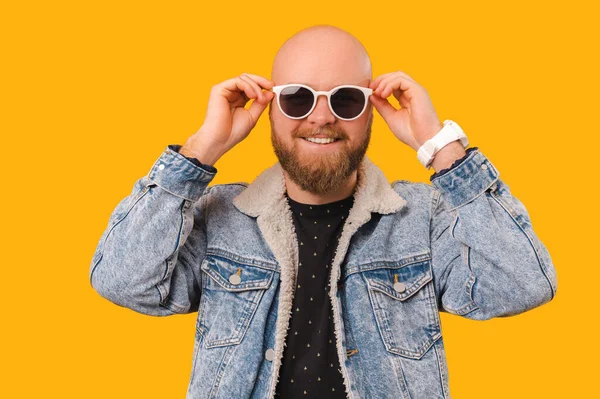 Studioporträt Eines Jungen Glatzköpfigen Mannes Mit Kühler Weißer Sonnenbrille Vor — Stockfoto