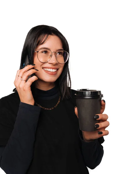 Estúdio Vertical Uma Mulher Sorridente Falando Telefone Segurando Uma Xícara — Fotografia de Stock