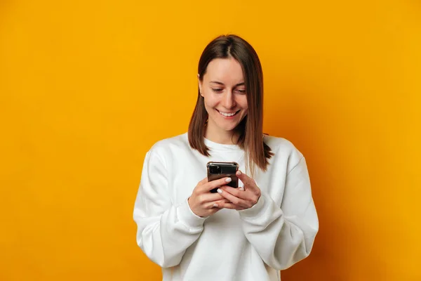 Jovem Mulher Sorrindo Gosta Conversar Pelo Telefone Sobre Fundo Amarelo — Fotografia de Stock