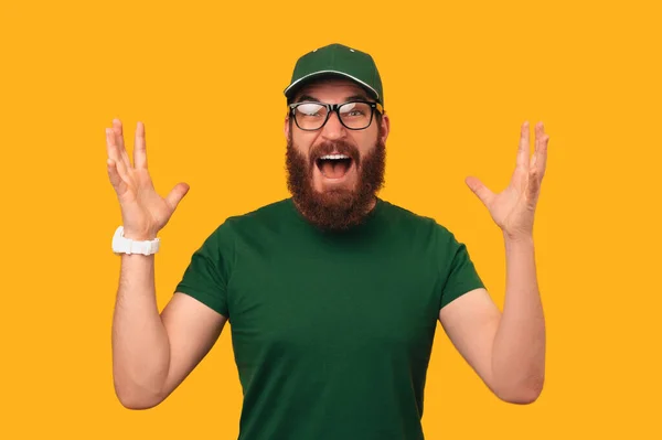 Verblüffter Bärtiger Mann Grüner Uniform Hält Mund Auf Und Arme — Stockfoto